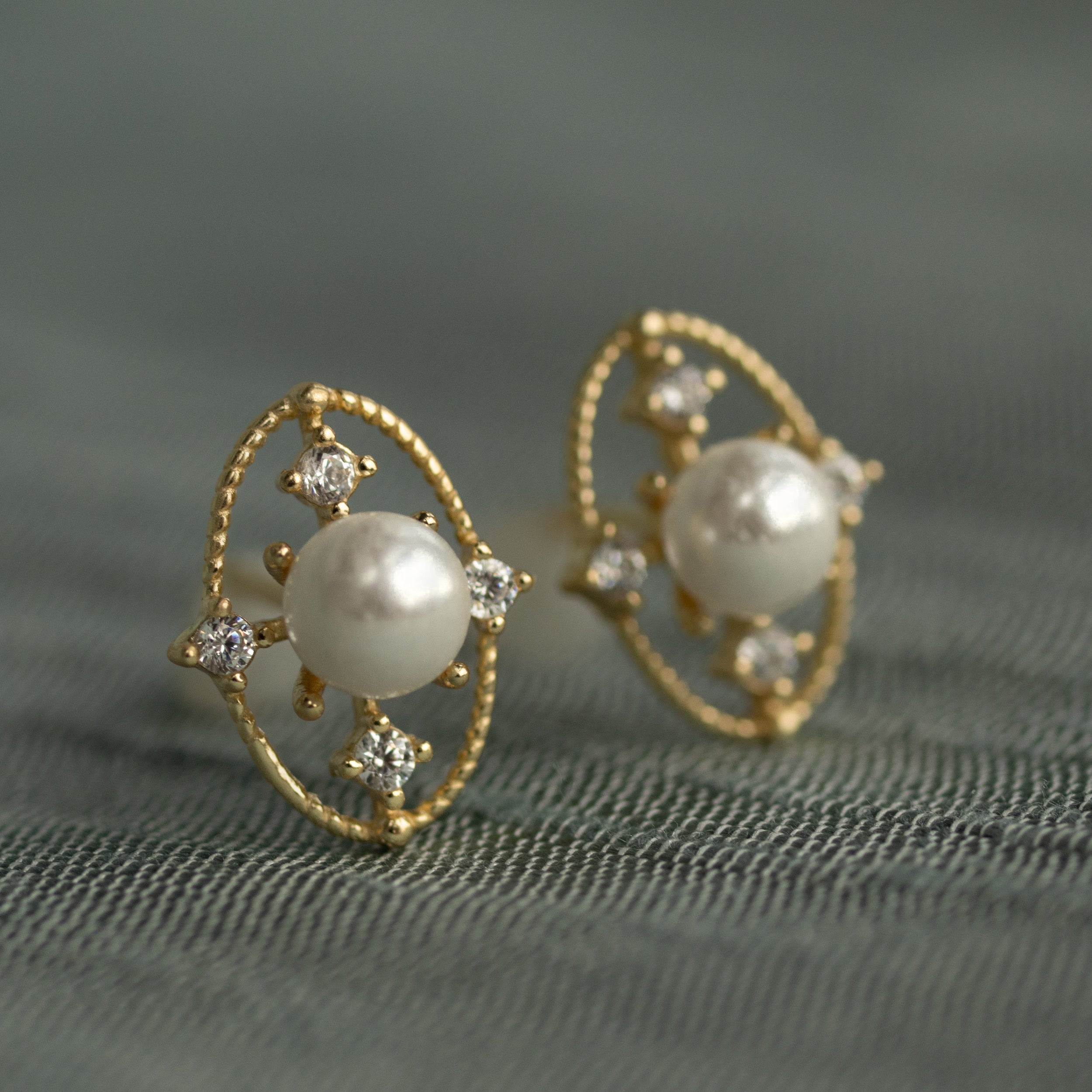 Gold Comet Pearl Stud Earrings