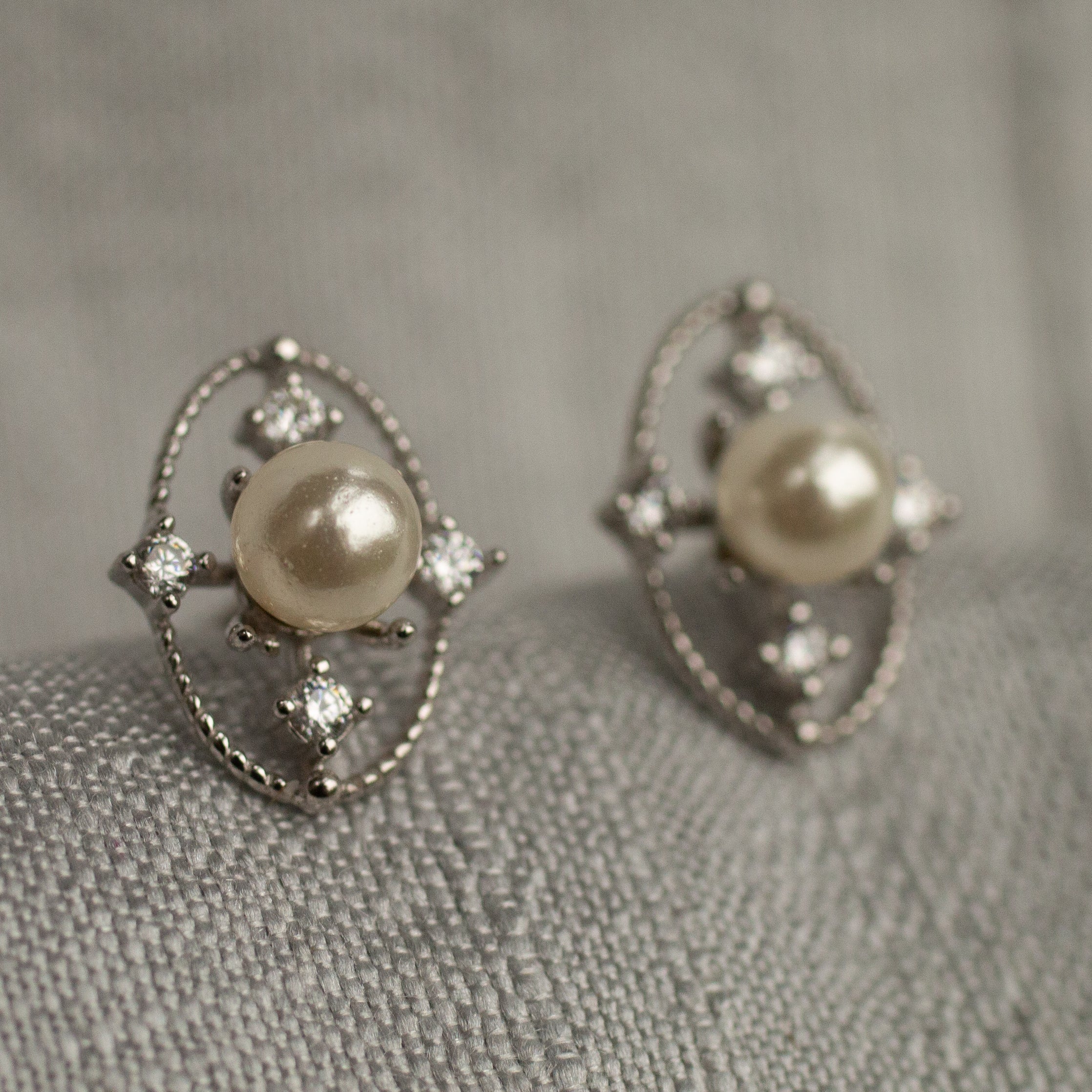 Silver Comet Pearl Stud Earrings