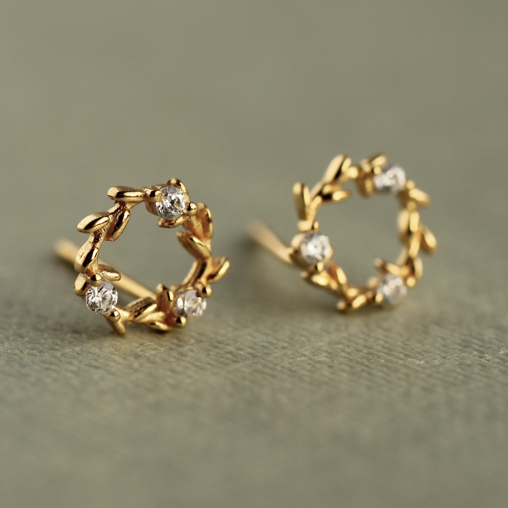 Gold Wreath Circle Stud Earrings